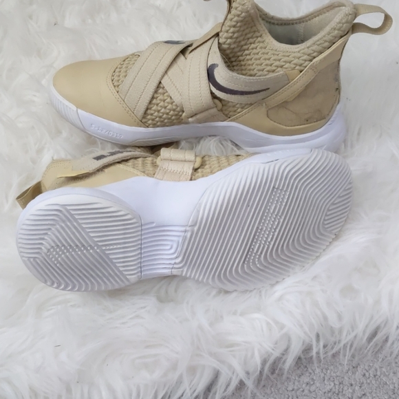 Basketball shoes - Picture 4 of 4